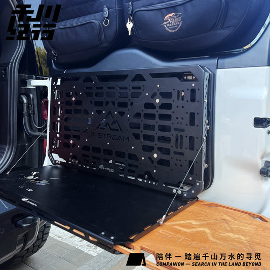 X-STREAM Land Rover Defender Tailgate Rack – Wooden Foldable Table Panel, Rear Door Organizer, MOLLE-Compatible Tactical Board, Overland Gear – Single / Double Layer – Compatible with Defender 110 / 90 (2020–2025) Single wooden board model