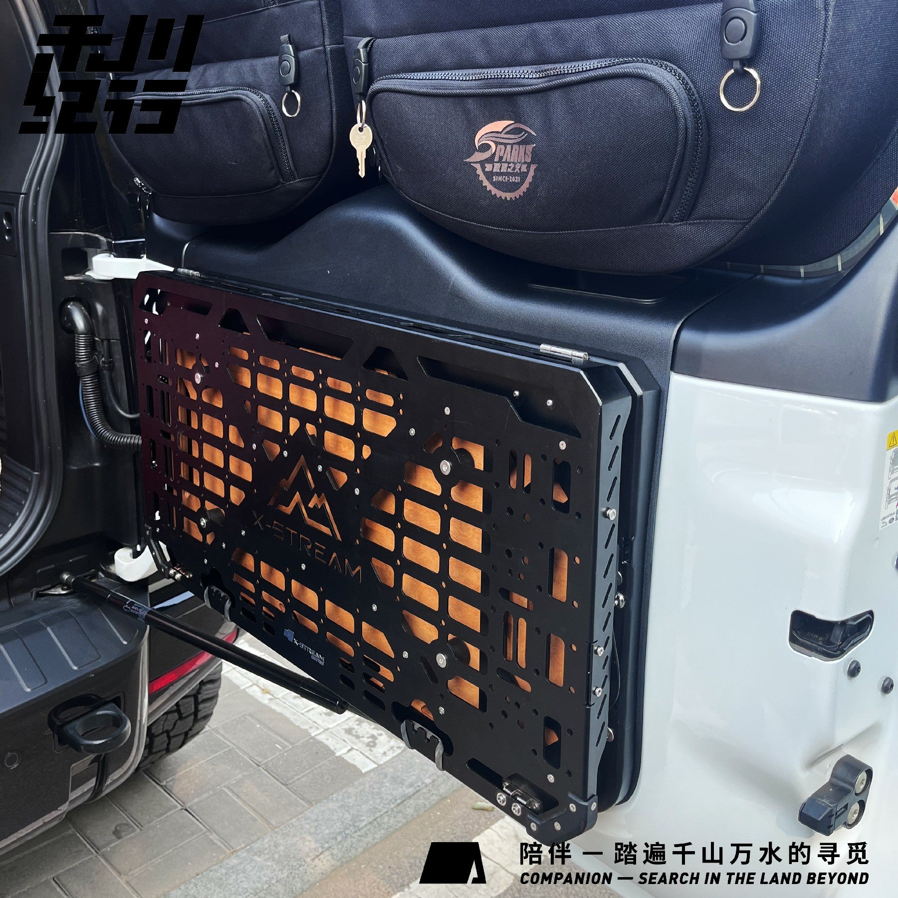 X-STREAM Land Rover Defender Tailgate Rack – Wooden Foldable Table Panel, Rear Door Organizer, MOLLE-Compatible Tactical Board, Overland Gear – Single / Double Layer – Compatible with Defender 110 / 90 (2020–2025)