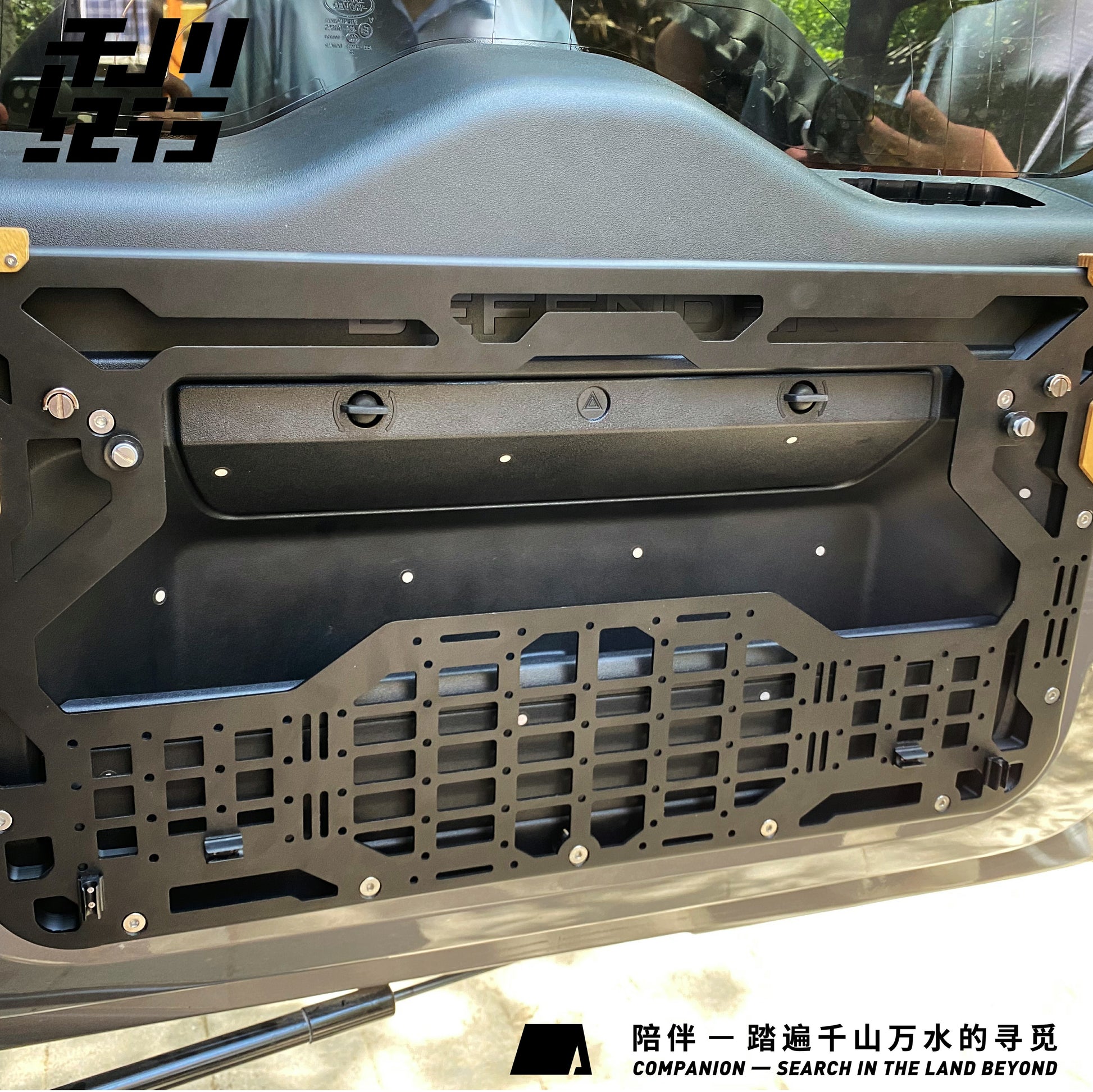 X-STREAM Land Rover Defender Tailgate Rack – Rear Door Storage Panel, Tactical MOLLE Board, Foldable Cargo Shelf Table, Camping Gear, Custom Interior Accessory – Compatible with Defender 110 / 90 (2020–2025)